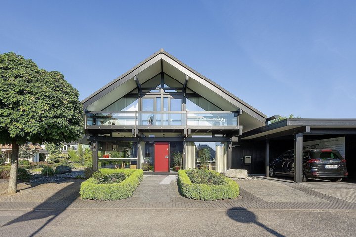 Stilvolles Einfamilienhaus mit modernen Designelementen und Carport