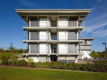 Bürogebäude HUF in moderner Architektur Ansicht eines modernen Bürogebäudes mit Terrassen und Fenstern