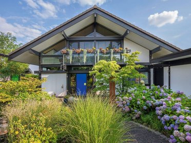 HUF Haus mit Dreifach-Garage und Bürogebäude Modernes HUF Haus mit Garten, Dreifach-Garage und Bürobereich