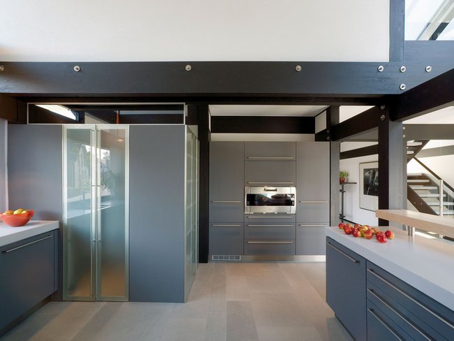 Helle und minimalistisches Küchendesign mit modernen Geräten