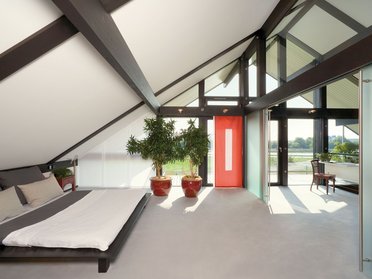 Helles Schlafzimmer mit Dachfenstern und minimalistischem Möbelstil