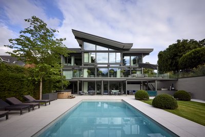 Elegantes HUF Haus mit gläserner Fassade und Swimmingpool
