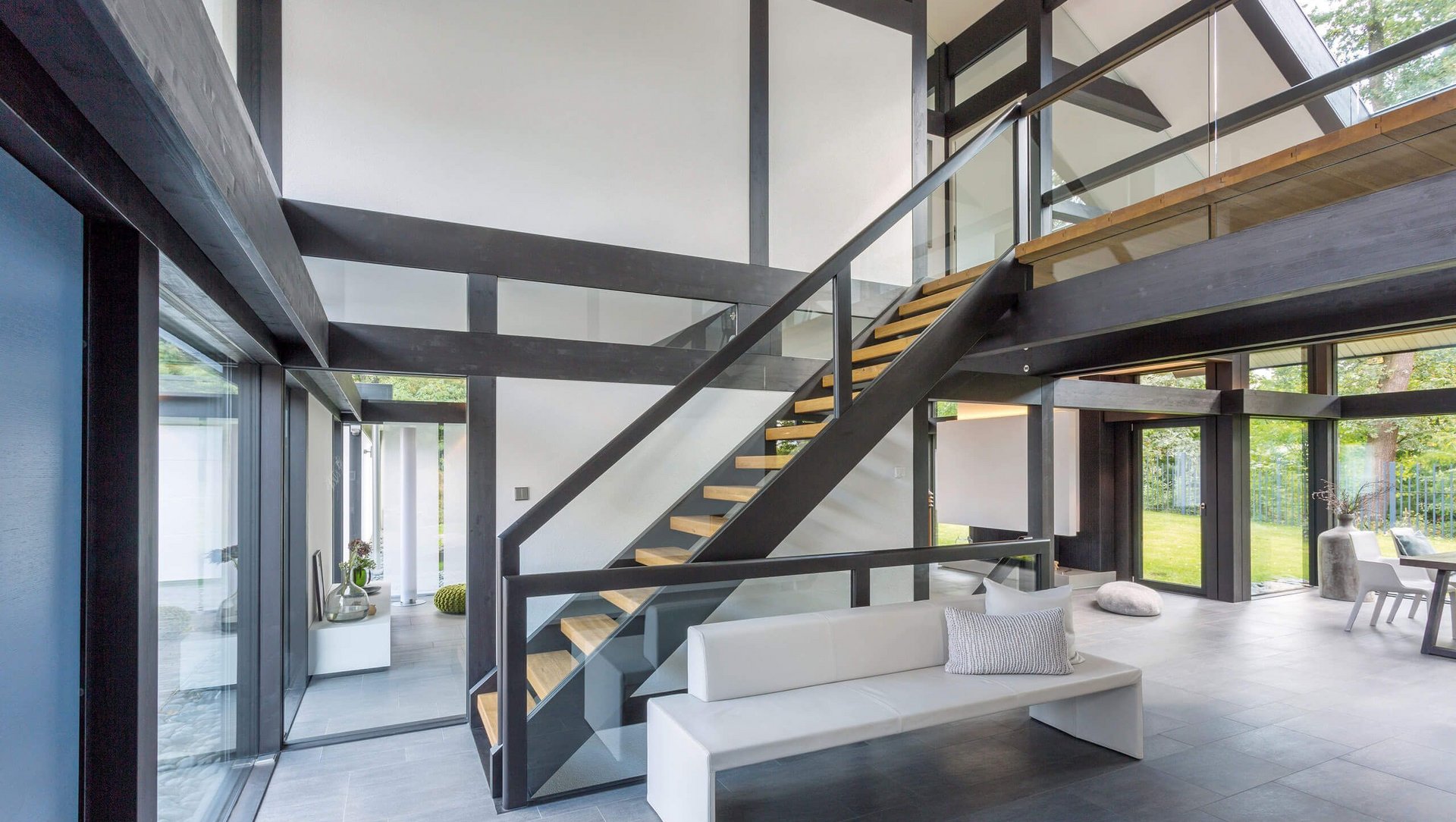 Moderne Innenarchitektur mit Treppe und Sitzbereich Heller Wohnraum mit moderner Treppe und minimalistischer Ausstattung