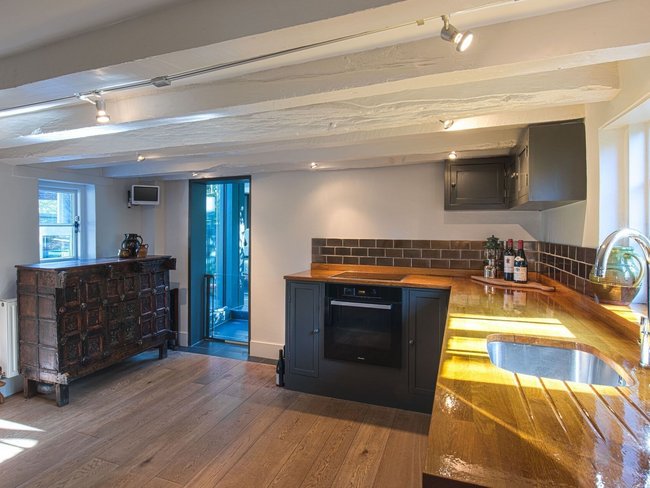 Moderne Küche im harmonischen Anbau mit Holz- und Fliesenelementen