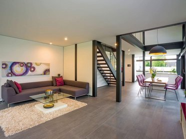 Gemütliches Architektenhaus mit stilvollem Interieur Modernes Wohnzimmer mit eleganter Einrichtung und Treppe