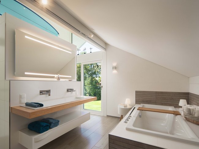 Gemütliches und stilvolles Badezimmer im Architektenhaus Modernes Badezimmer mit Wanne und eleganter Einrichtung