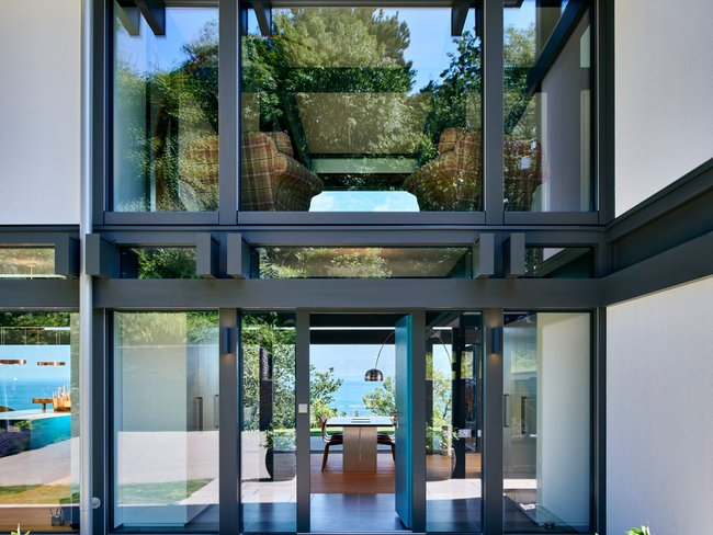 Elegantes Designhaus mit großen Fenstern und Meerblick