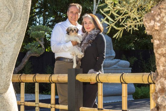 Moderne Architektur mit großzügiger Glasfassade Familie mit Hund vor modernem Haus in naturnaher Umgebung