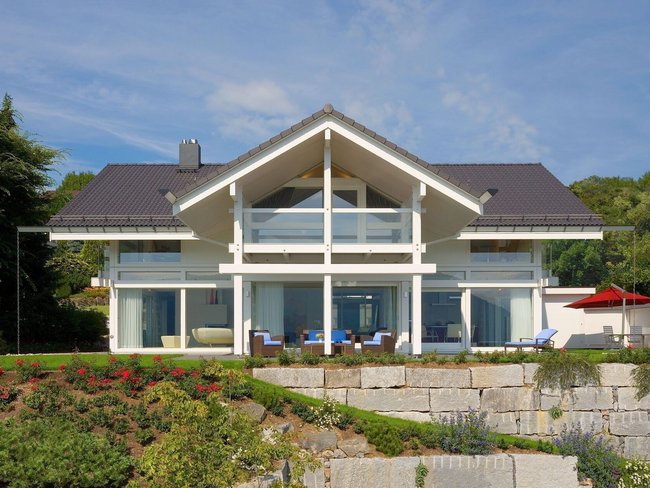 Elegantes, weißes Architektenhaus mit modernen Designelementen