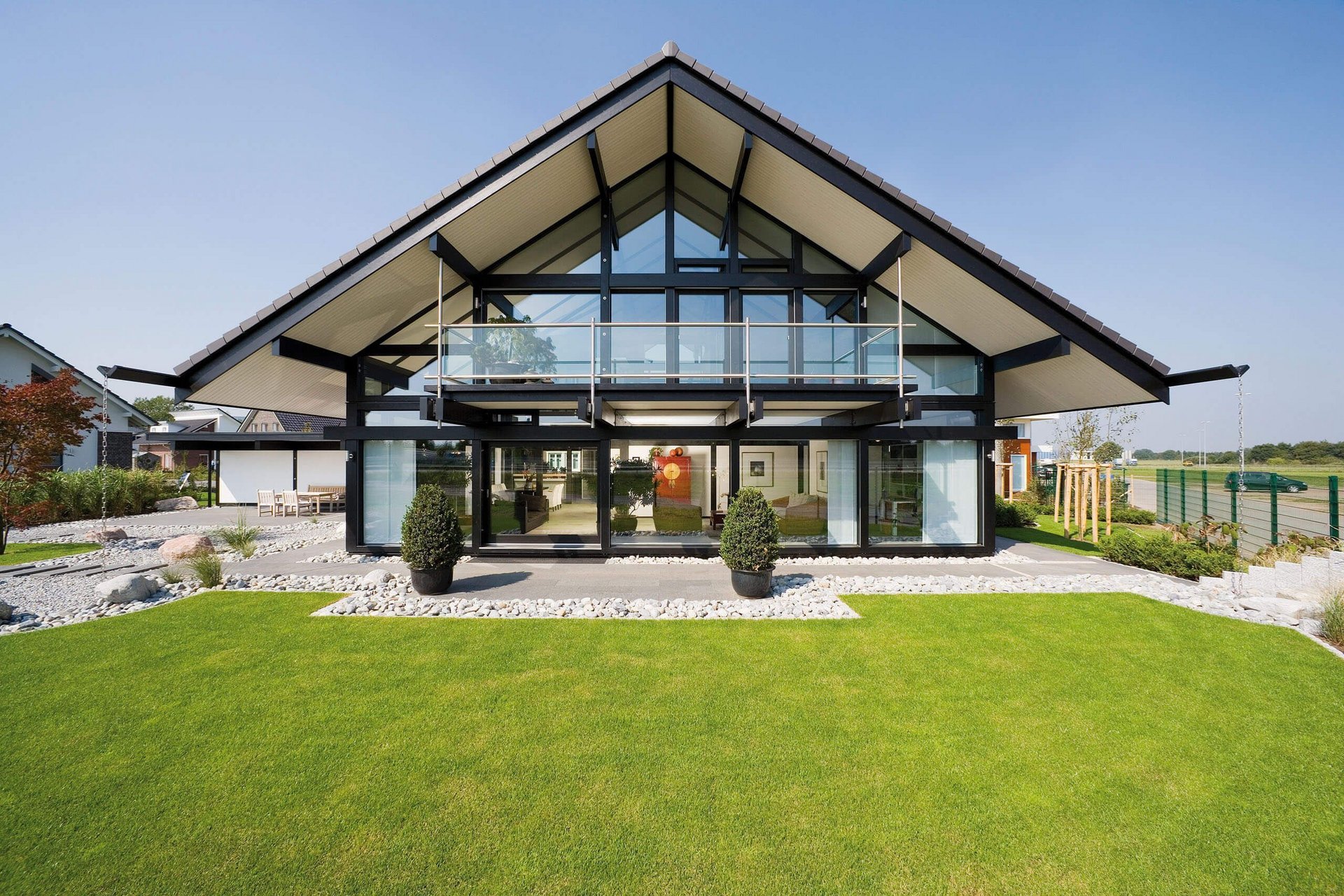 Stylisches Haus mit Garten, großen Fenstern und modernem Design