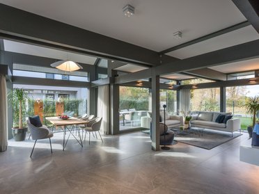 Helles Wohnzimmer mit Essbereich und modernem Design