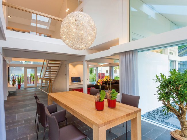 HUF Musterhaus Frankfurt weiss 23 Helles Esszimmer mit großem Tisch und modernen Möbeln