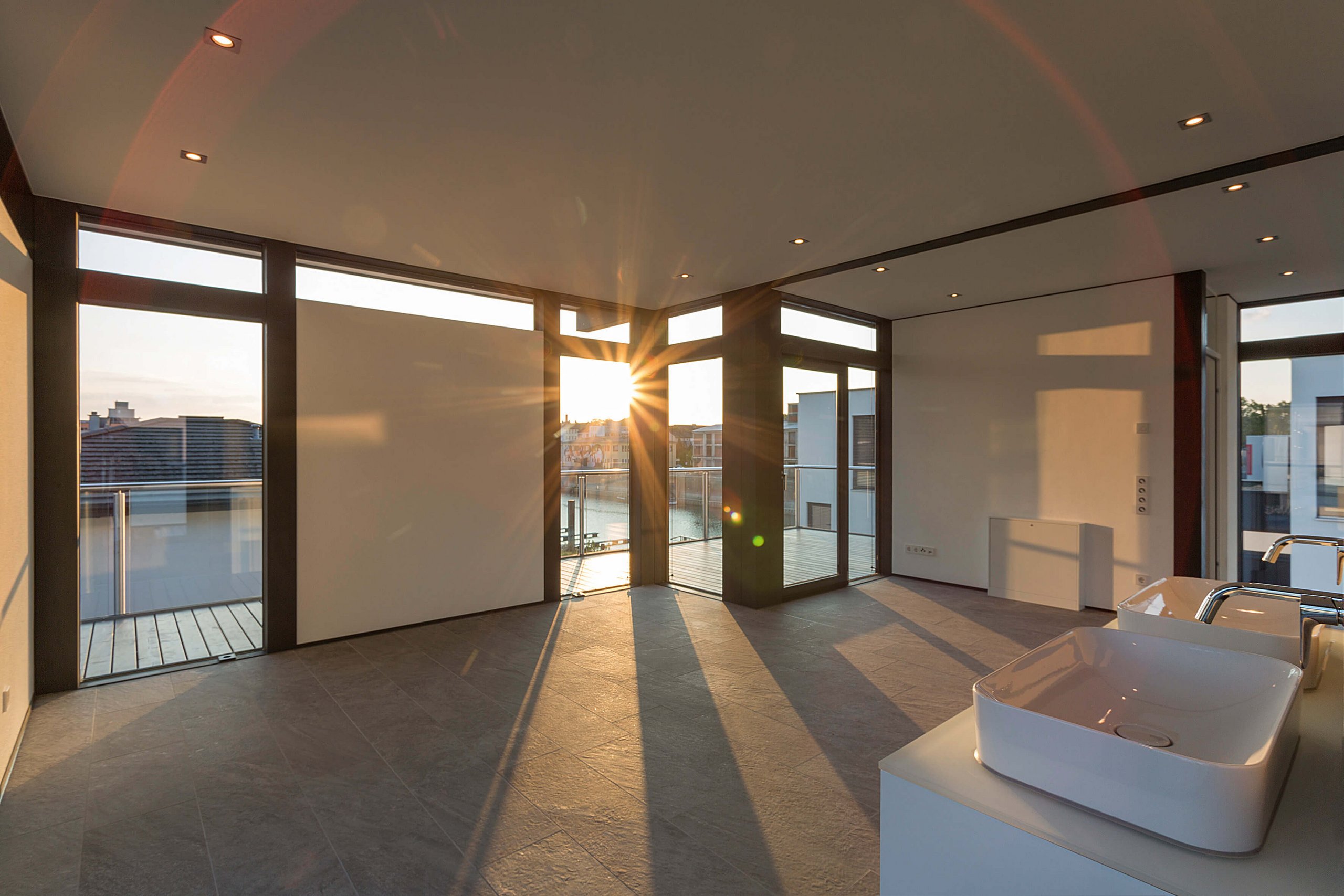 Modernes Interieur mit Tageslicht und Aussicht, minimalistisch gestaltet.