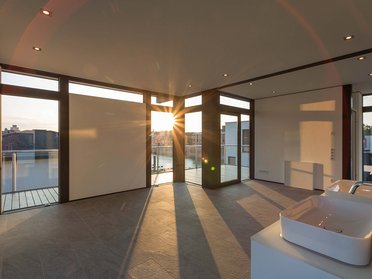 Bestandshaus mit HUF Aufstockung Modernes Interieur mit Tageslicht und Aussicht, minimalistisch gestaltet.