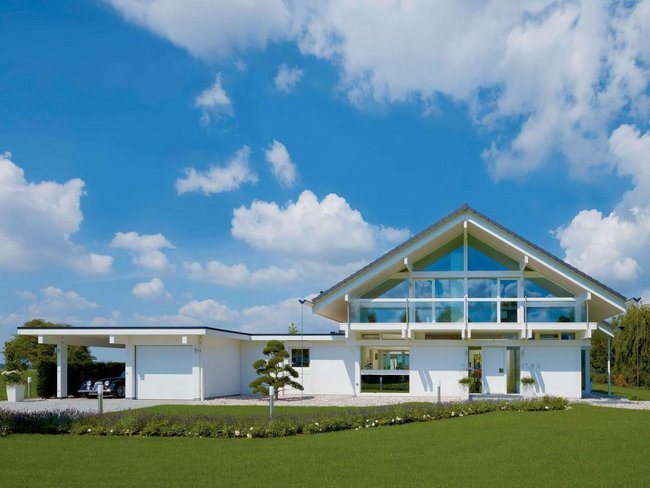Moderner Huf Haus mit Glasfassade und schönem Garten