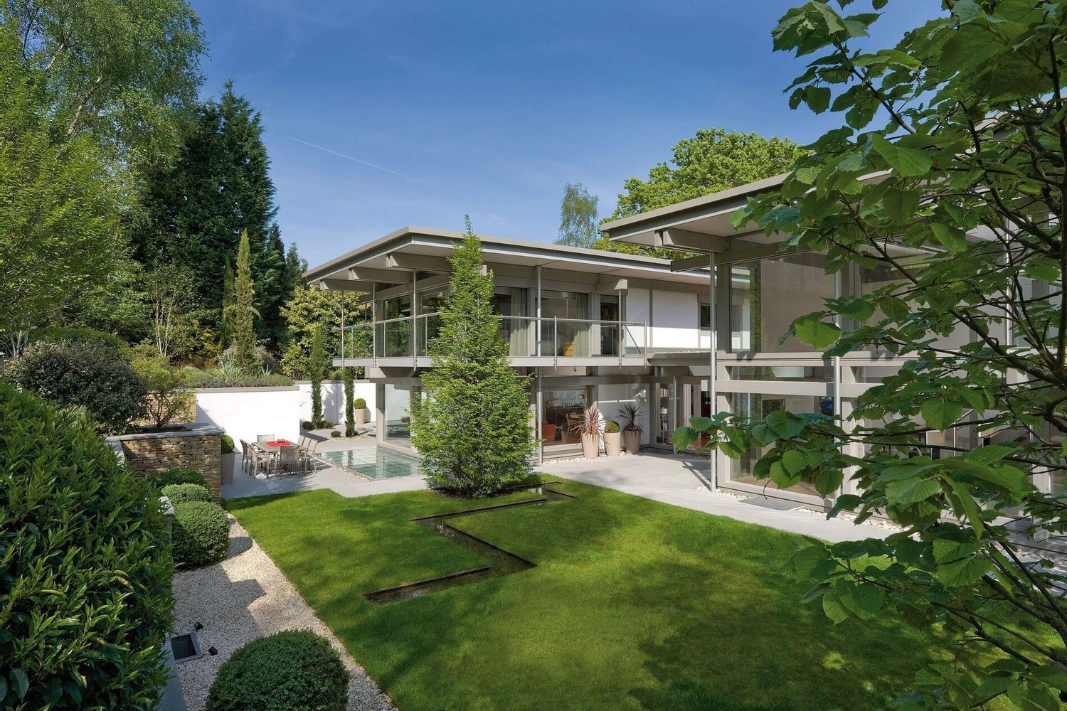 Modernes Flachdach Traumhaus mit klaren Linien Exklusiver Lebensraum mit klaren Linien und hochwertiger Materialwahl