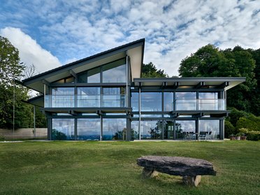 Futuristisches Designhaus mit Glasfassade und Dachschrägen