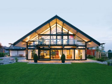 Ein stilvolles, modernes Haus mit großen Fenstern und Garten.