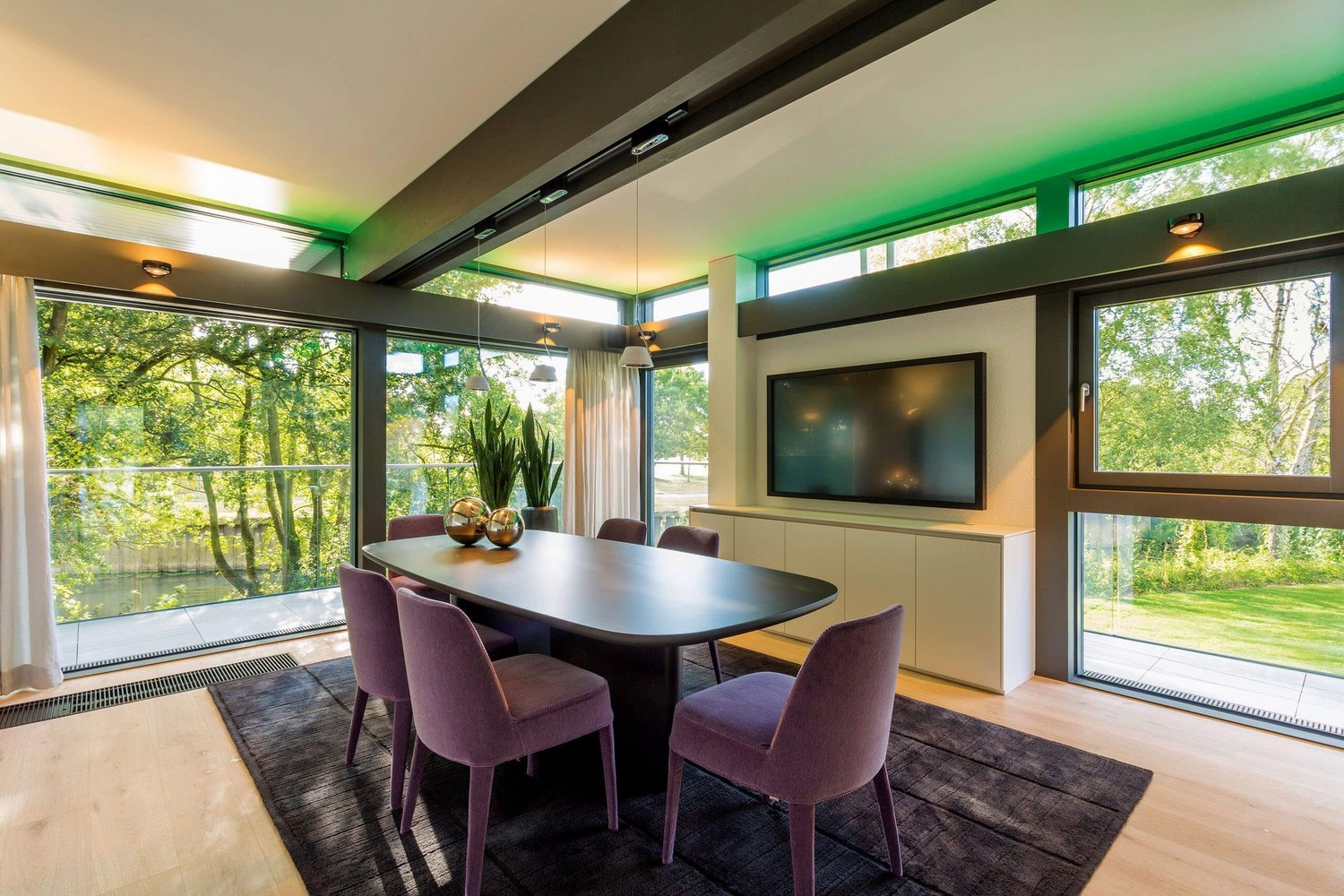 HUF show home London Brooklands 38 Elegantes Esszimmer mit Pflanzen, TV und Aussicht auf den Garten