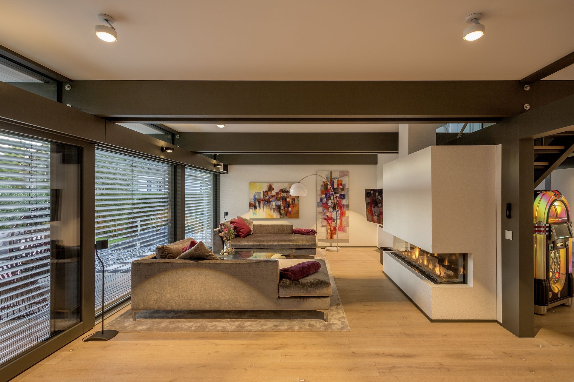 Modernes Wohnzimmer mit Kunst und Kamin Ein elegantes Wohnzimmer mit modernen Möbeln und zeitgenössischer Kunst