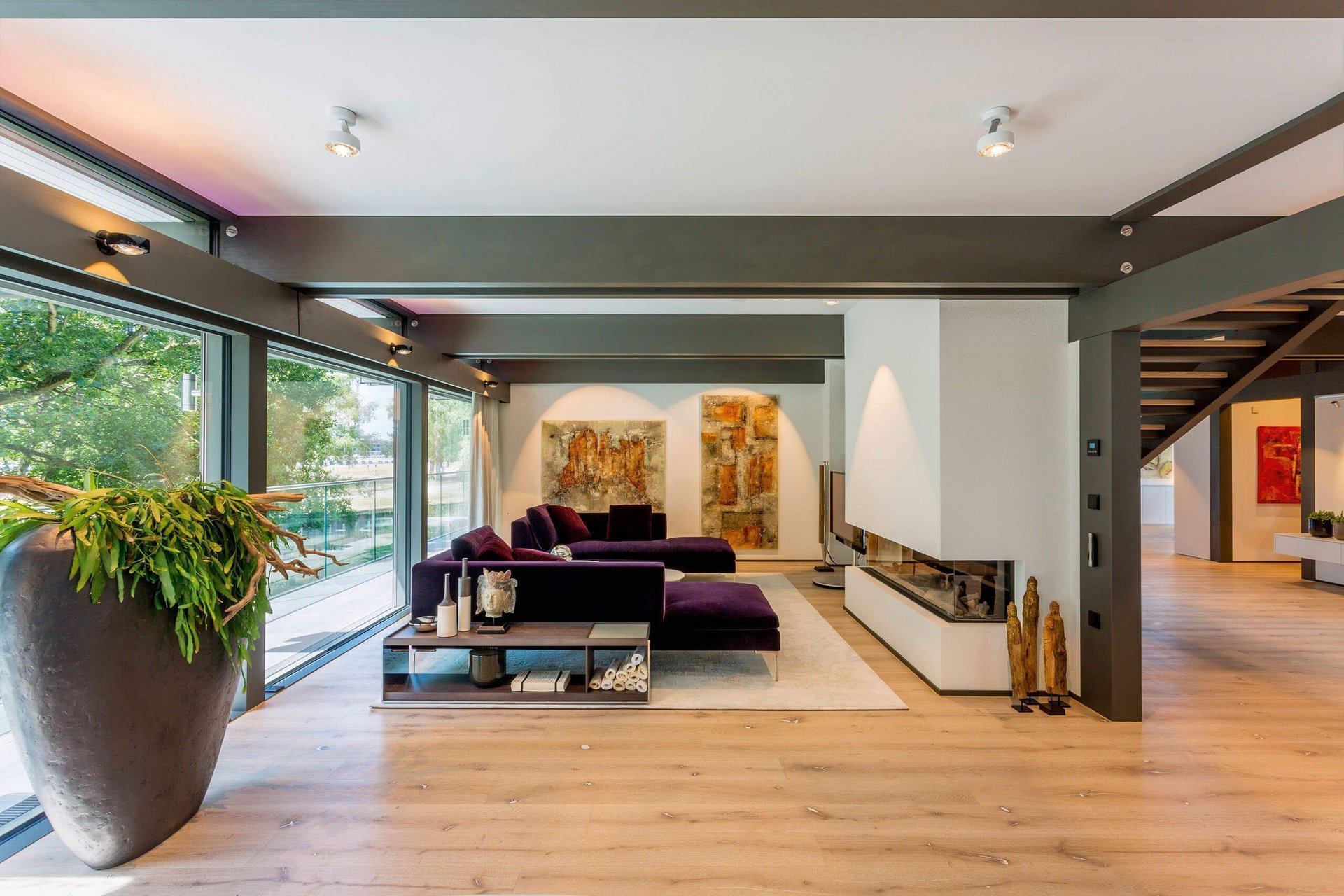 Gepflegtes Wohnzimmer mit modernen Möbeln und Kunstwerken