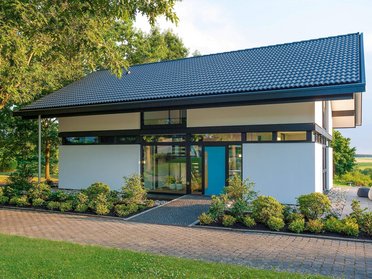 Modum7 10 Aussenansicht 7 Ein helles, modernes Einfamilienhaus mit begrüntem Garten und Auffahrt