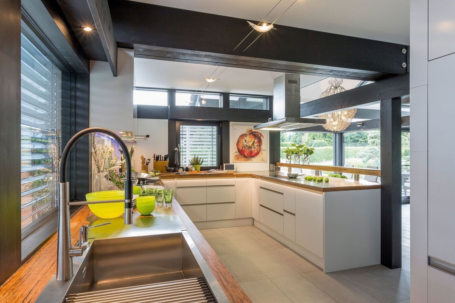 Modernes Kücheninterieur in transparentem Fachwerkhaus Hochwertige Küche in einem stilvollen Holz- und Glashaus