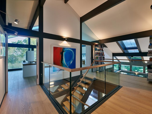 Helle offene Wohnräume und Glasflächen in einem HUF Haus