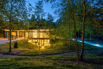 Zeitgenössisches Traumhaus inmitten von Bäumen und Grün