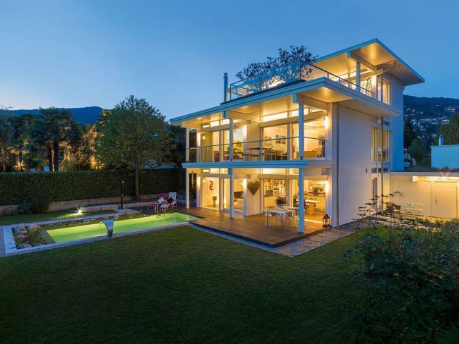 Modernes HUF Flachdach Haus mit eleganter Architektur Zeitloses HUF Flachdach Haus mit klaren Linien und eleganter Gestaltung