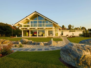 Moderne Architektur eines Fachwerkhauses mit großem Garten und Steinen