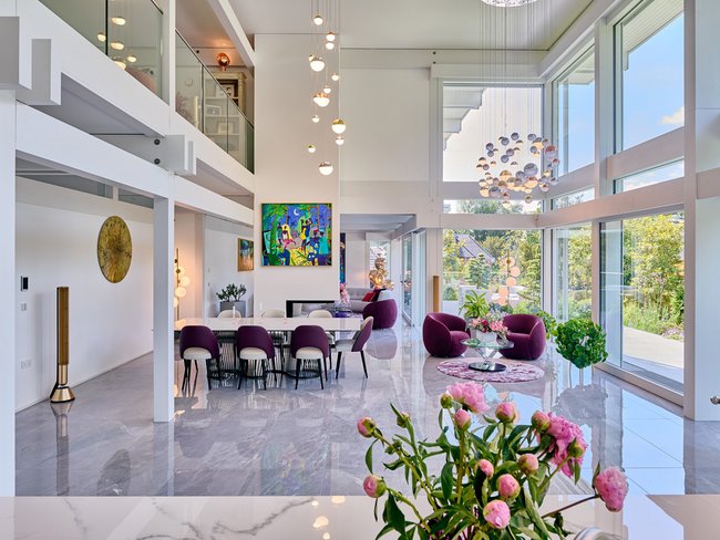 Moderner Wohnbereich eines Architektenhauses mit Flachdach Helle, offene Wohnstruktur mit großen Fenstern und moderner Einrichtung
