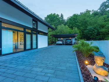Gemütliches Architektenhaus mit stilvollem Design Moderner Eingangsbereich eines familienfreundlichen Hauses