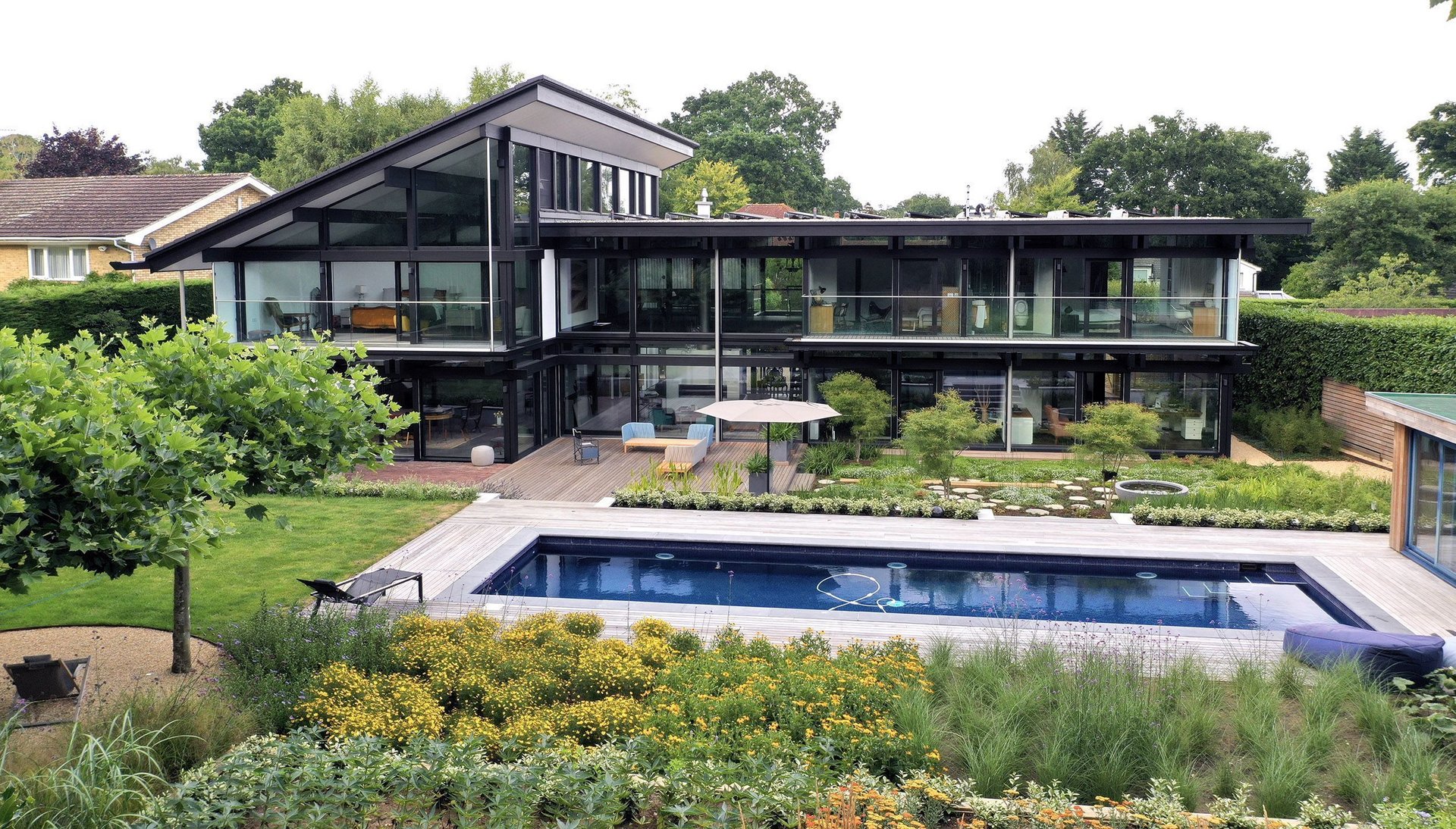 Moderne Architektur mit Schwimmbad und Garten Elegantes Haus mit Garten und Schwimmbad in moderner Bauweise