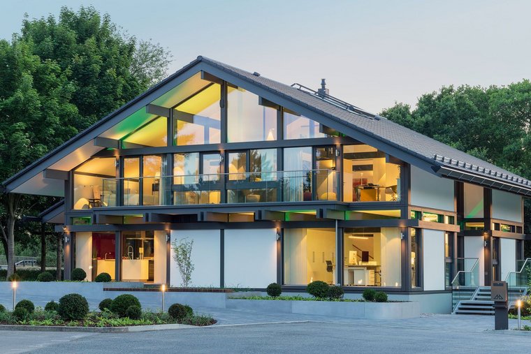 Futuristisches Haus mit Glasfassade und Umgebungsgrün