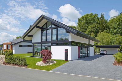 Gemütliches Familienhaus mit modernem Design und großem Fensteranteil