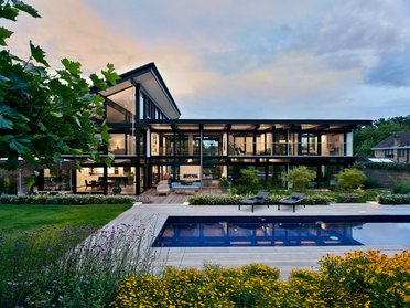 Ein modernes Haus mit großem Garten und Swimmingpool in stilvollem Design.