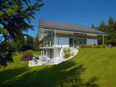 HUF HAUS mit großzügigen Glasflächen und hochwertiger Ausstattung