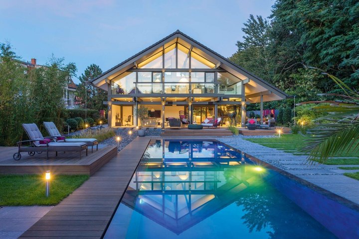 Modernes Holz-Glas-Haus mit Pool und Garten Lichtdurchflutetes HUF Haus mit zeitlosem Design in Holz-Glas-Fachwerkbauweise