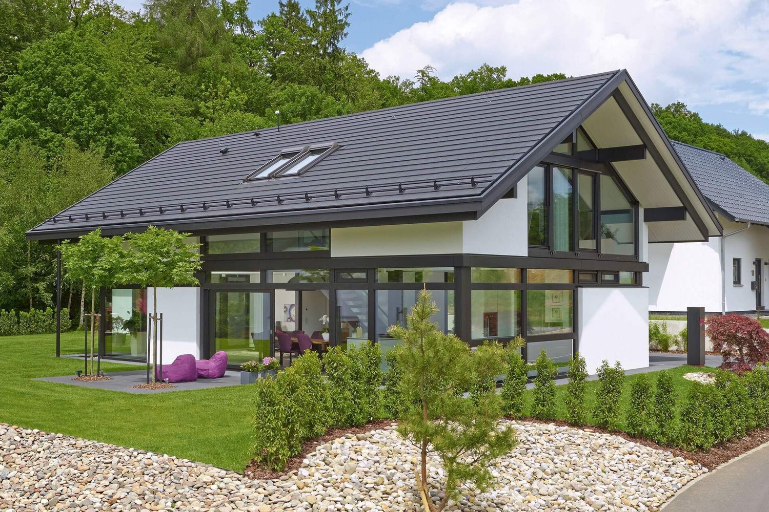 Modernes Architektenhaus in stilvollem Design Gemütliches Familienhaus mit großen Fenstern und schönem Garten