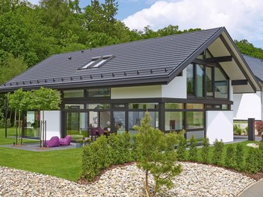 Modernes Architektenhaus in stilvollem Design Gemütliches Familienhaus mit großen Fenstern und schönem Garten
