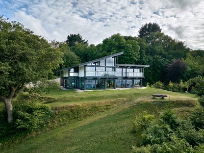 Architektonisches Designhaus in natürlicher Umgebung am Meer