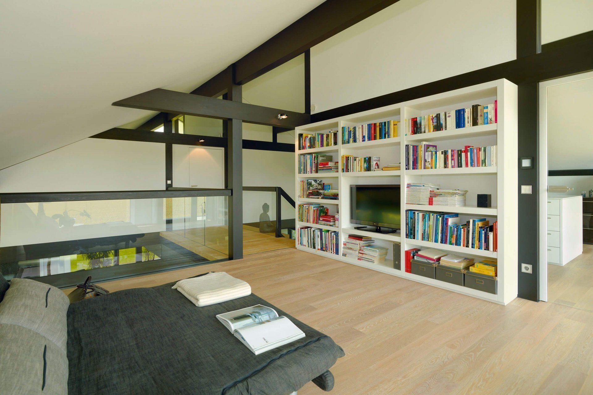 Geräumiges, helles Zimmer mit moderner Einrichtung und Bücherregal