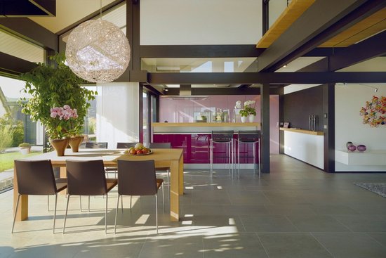 Modernes Architektenhaus mit stilvollem Innenraum Offene Wohnküche und Essbereich in architektonischem Design