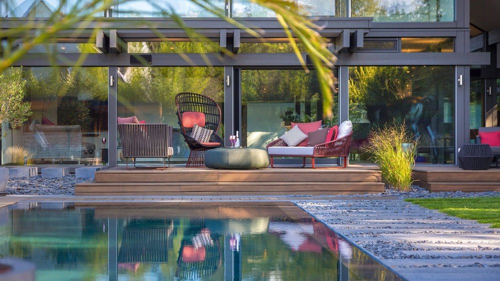 Lichtdurchflutetes Holz-Glas-Haus mit Pool und Terrasse