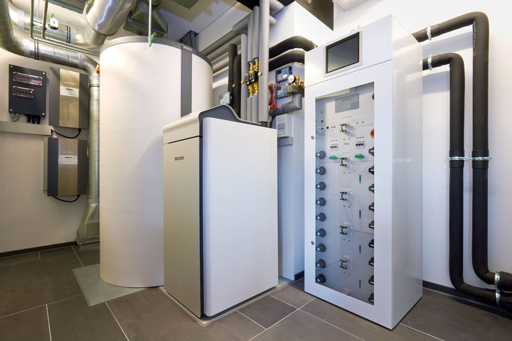 HUF Musterhaus Koeln Fertighauswelt 7 Technikraum mit Heizungsanlage, Speicher und Steuerelementen