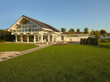 Modernes Fachwerkhaus mit Garten und Solarzellen auf dem Dach