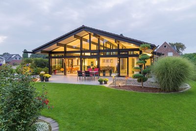 Moderne Bungalow-Wohnkonzepte in idyllischer Gartenszene