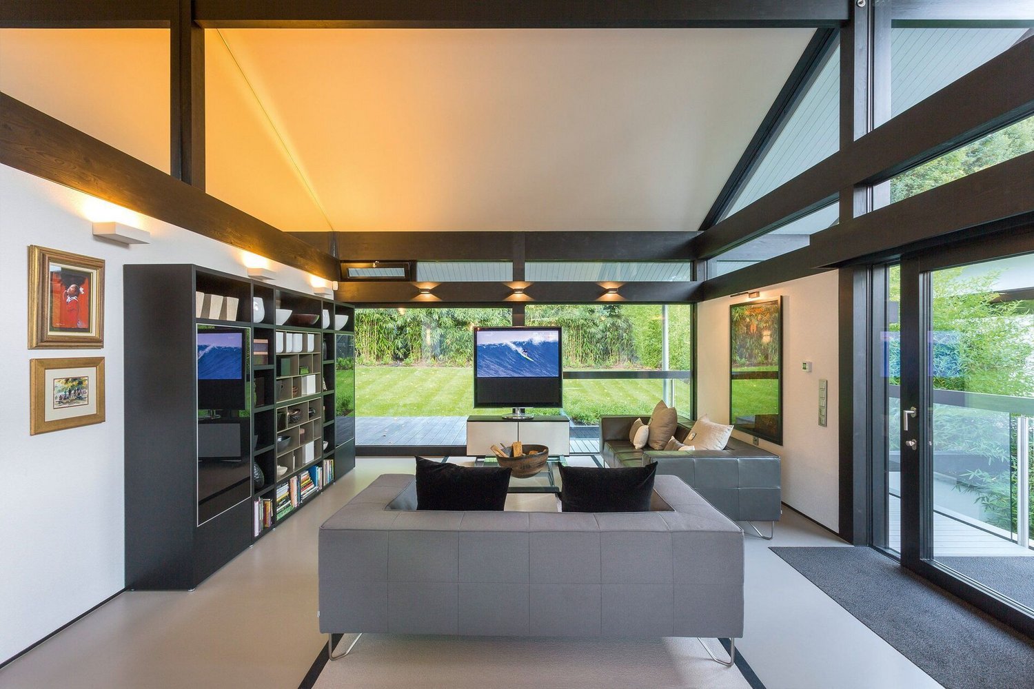 Moderne Architektur in einem HUF Haus Geräumiges Wohnzimmer mit Glasfassade und modernem Design