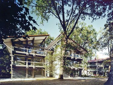 Modernes Mehrfamilienhaus von HUF HAUS im Grünen Offene und großzügige Architektur mit viel Glas und Holz